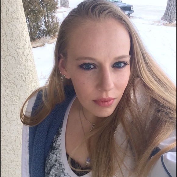 Meet your Posher, Angela - Picture 1 of 2